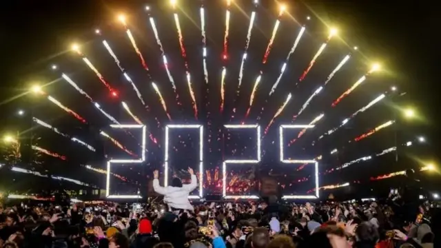 ਨੀਦਰਲੈਂਡ ਦੇ ਐਮਸਟਰਡਮ 'ਚ ਨਵੇਂ ਸਾਲ ਦਾ ਸਵਾਗਤ ਕਰਨ ਲਈ ਲੋਕਾਂ 'ਚ ਭਾਰੀ ਉਤਸ਼ਾਹ ਦੇਖਣ ਨੂੰ ਮਿਲਿਆ