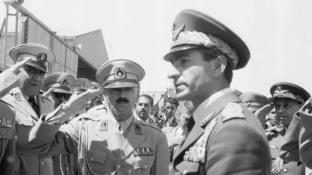 Reza Pahlavi wuxuu ku soo noqday awoodda sanadkii 1953-dii isagoo ah boqor ah, kaddib wuxuu bilaabay in uu caburiyo shacabka iyo xad-gudubyo ka dhan ah xuquuqul insaanka ah. 