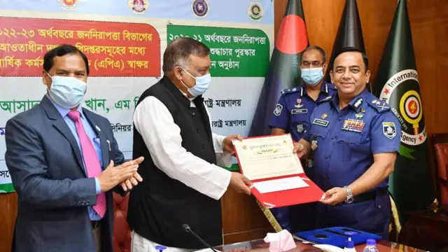 তৎকালীন আইজিপি বেনজীরকে পুরস্কার তুলে দিচ্ছেন স্বরাষ্ট্রমন্ত্রী