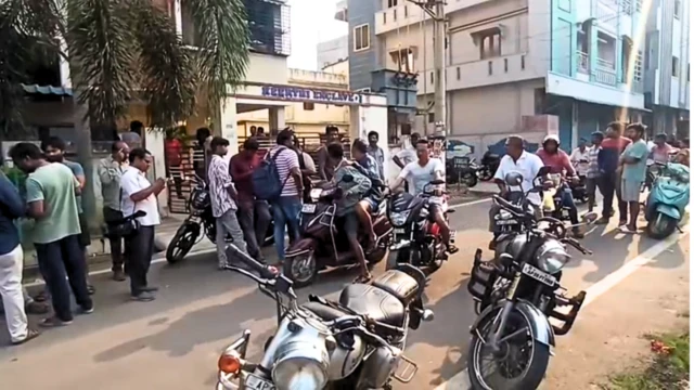 ਰਵਿੰਦਰ ਦੇ ਫਲੈਟ ਕੋਲ ਲੋਕਾਂ ਦੀ ਭੀੜ 