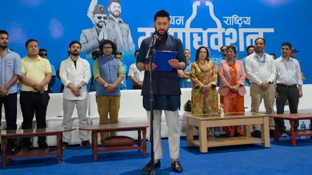 रास्वपा सभापतिका रूपमा शपथ ग्रहण गर्दै रवि लामिछाने
