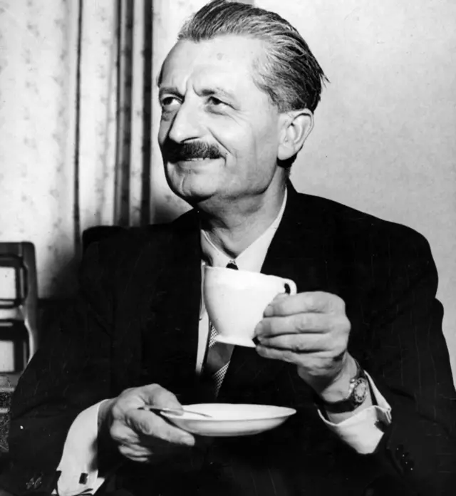 Hermann Oberth disfrutando de té y galletas en el 2º Congreso Internacional de Astronáutica en Londres, 1951.