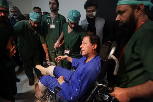 عمران خان، وہیل چیئر