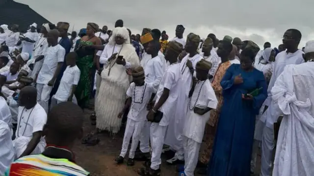 Awọn ẹlẹsin abalaye kan.