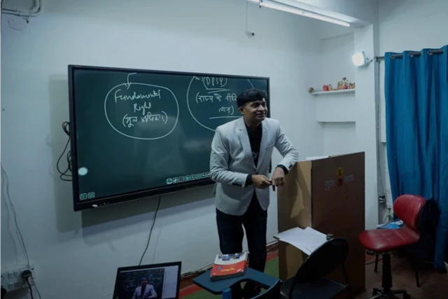 ਅਜੇ ਮਿਸ਼ਰਾ ਕੋਚਿੰਗ ਸੰਸਥਾ ਚਲਾਉਂਦੇ ਹਨ