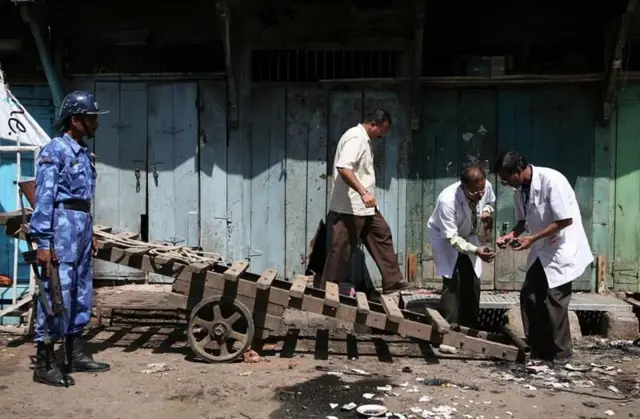 मालेगाव बॉम्बस्फोटानंतर नमुने गोळा करताना फॉरेन्सिक तज्ज्ञ ( संग्रहित )