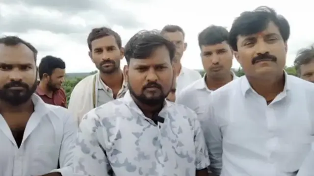 माधव शिंदे (मध्यभागी)