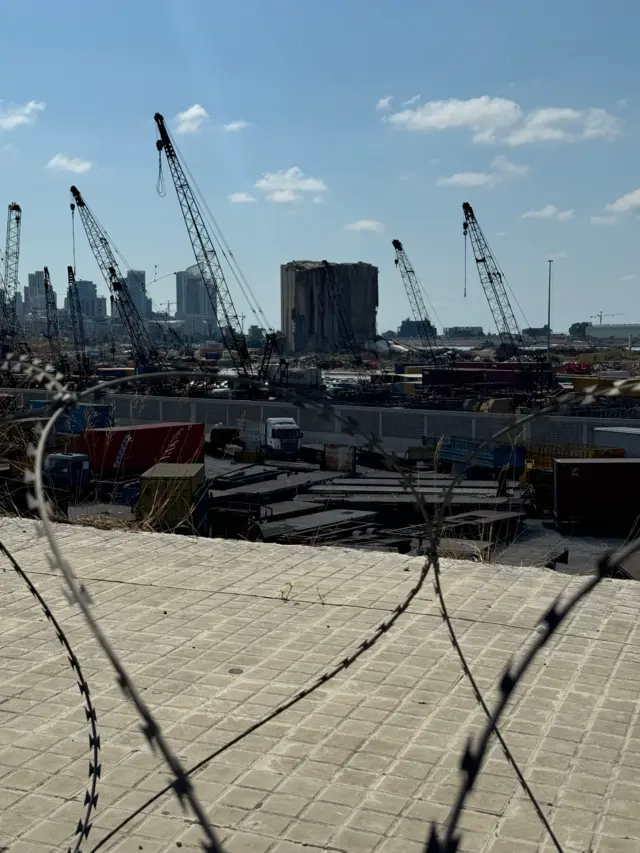 گفتە می‌شود که چهار سال پیش یگ انبار عظیم با نزدیک بە سی هزارتن نیترات آمونیوم کە در ساخت مواد منفجرە از آن استفادە می‌شود، منفجر شد