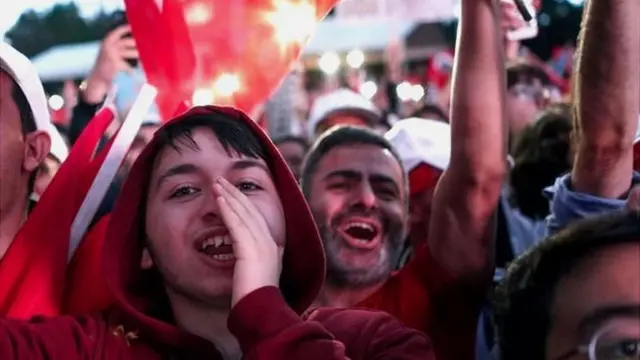 Youths dey chant slogans during di rally