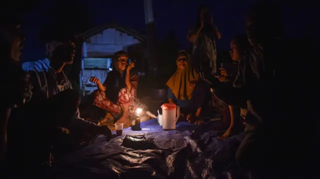 Beberapa korban banjir bandang di daerah itu memilih bertahan di tenda darurat karena khawatir munculnya banjir susulan dan sekaligus untuk memudahkan akses penerimaan bantuan.