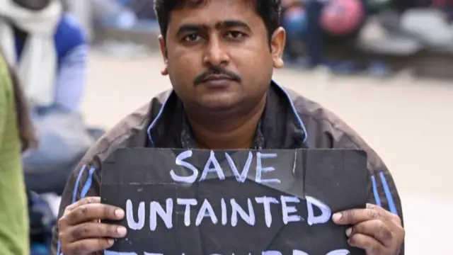 पश्चिम बंगाल में आंदोलन करते शिक्षक