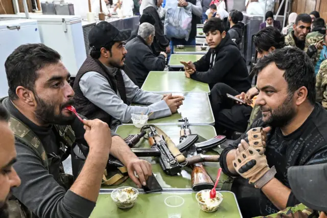 दमास्कसमधले बंडखोर आईस्क्रीम खाताना