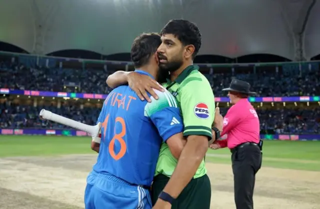 याच वर्षी 23 फेब्रुवारीला चॅम्पियन्स ट्रॉफी सामन्यात विजय मिळाल्यानंतर पाकिस्तानी क्रिकेटर हारिस रऊफला मिठी मारताना विराट कोहली.