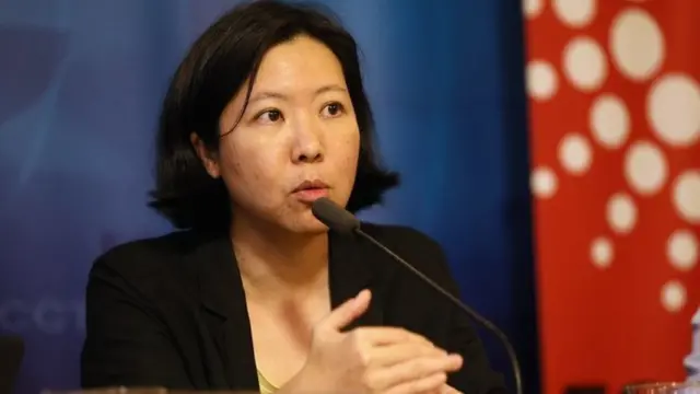 น.ส. สฤณี อาชวานันทกุล นักวิชาการอิสระด้านการเงิน นักเขียน และนักแปล