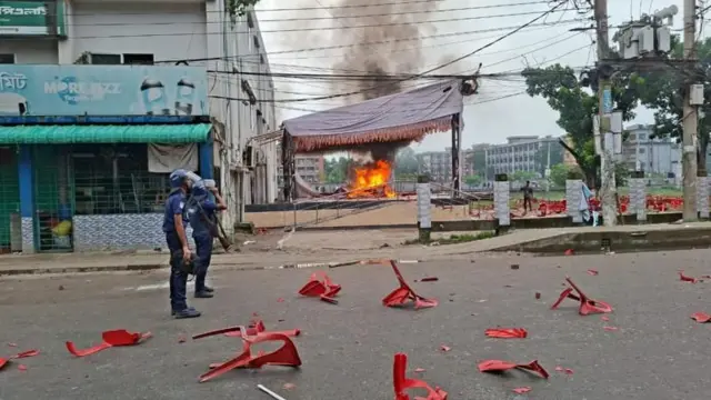 সমাবেশস্থলে ভাঙচুরের পর মঞ্চে আগুন লাগিয়ে দেওয়া হয়