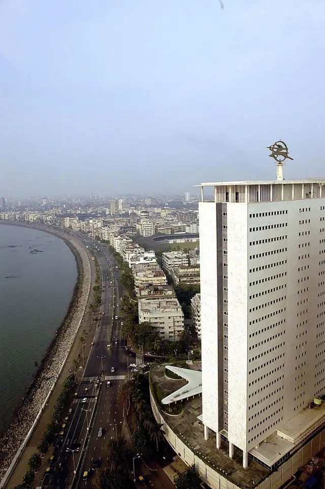 एअर इंडियाच्या मुख्यालयावर शिवसेनेने मोर्चा काढला होता.