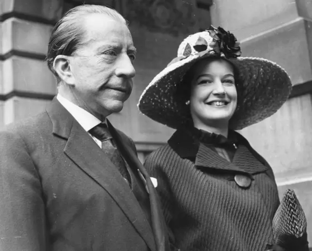 El millonario estadounidense y su abogada inglesa, Robina Lund.