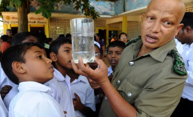 ශ්‍රී ලංකාවේ පළාත් නවයම ආවරණය වන පරිදි ක්‍රියාත්මකළ සමීක්ෂණයක් අනුව පාසැල් ළමුන් අතර ඩෙංගු වෛරසයට එරෙහි ප්‍රතිදේහ ශක්ති මට්ටම 24.9% ක් පමණක් බව අනාවරණය වී ඇත.