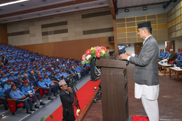 प्रहरी मुख्यालय नक्सालमा पुगेर उच्च प्रहरी अधिकारीहरूलाई सम्बोधन गर्दै गृहमन्त्री ओमप्रकाश अर्याल।