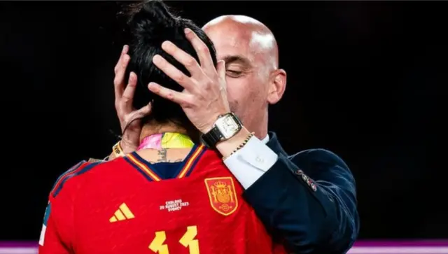 Luis Rubiales susuru Jenni Hermoso ọnụ