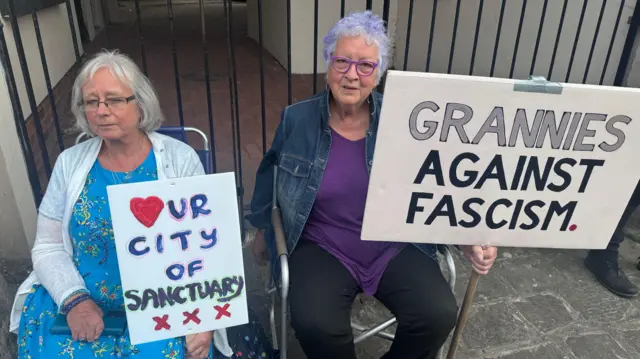 यूके प्रदर्शन