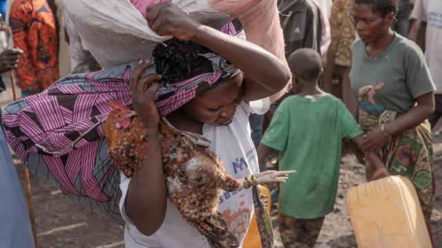 Des personnes déplacées vaquent à leurs occupations quotidiennes à l'ouest de la ville de Goma, dans l'est de la République démocratique du Congo.