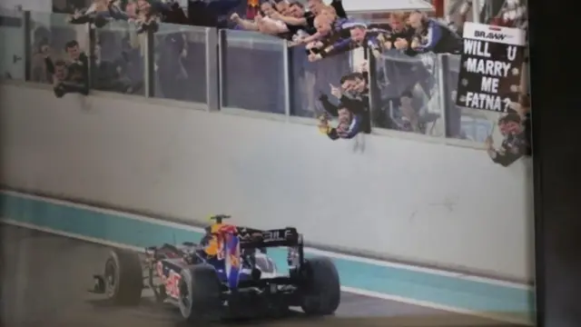 درخواست ازدواج دیو از همسرش روی تابلو، زمانی که سباستین فتل برنده جایزه بزرگ ابوظبی در سال ۲۰۰۹ شد