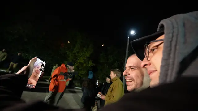 Військовий, що повернувся з обміну, розмовляє зі своїми рідними по відео