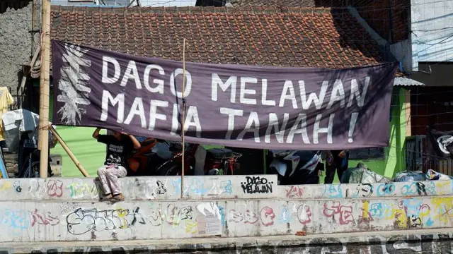 warga di jalan dago kota bandung