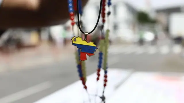 Un colgante con los colores de Venezuela en las afueras de la embajada venezolana en Lima, Perú