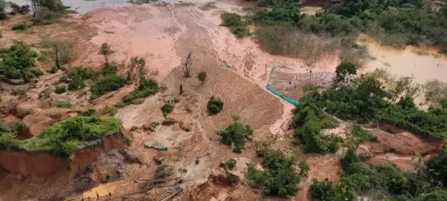 Vista aérea da árearoleta com duas bolasgarimpo 