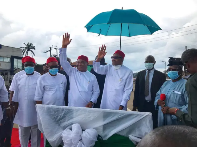 Onyeisiala Buhari na Hope Uzodinma mgbe ha gbapere ụzọ ọhụrụ a rụrụ n'akụkụ nmaraku nke Imo steeti.