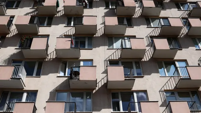 Widok na blok mieszkalny z balkonami