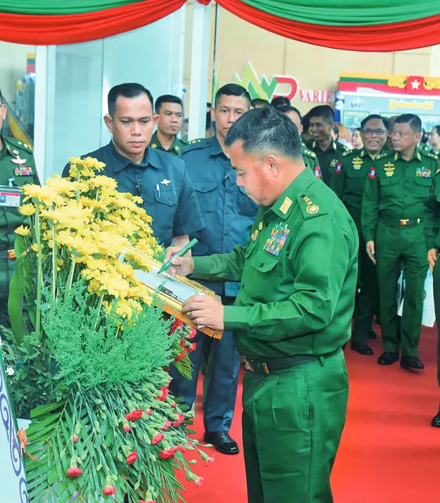 ဗိုလ်ချုပ်ကြီးရဲဝင်းဦးကို အခမ်းအနားတစ်ခုမှာတွေ့ရစဥ်