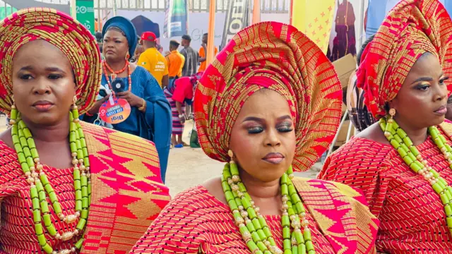Awọn obinrin ro dẹdẹ kan dudu nibi ayẹyẹ Ojude Oba.