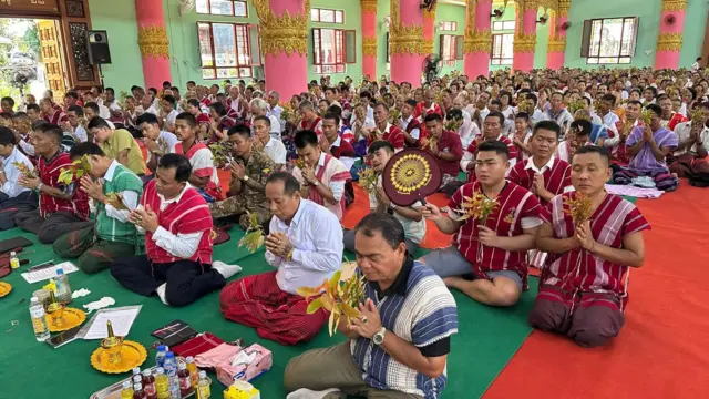 ကရင်လက်နက်ကိုင်တပ်ဖွဲ့ ခေါင်းဆောင်တွေ တက်ရောက်တဲ့ ငြိမ်းချမ်းရေးဆုတောင်းပွဲ တစ်ခုကို စက်တင်ဘာခ ၁၃ ရက်မှာ လှိုင်းဘွဲ့မြို့နယ်ထဲ ပြုလုပ်သွားတာတွေ့ရပါတယ်