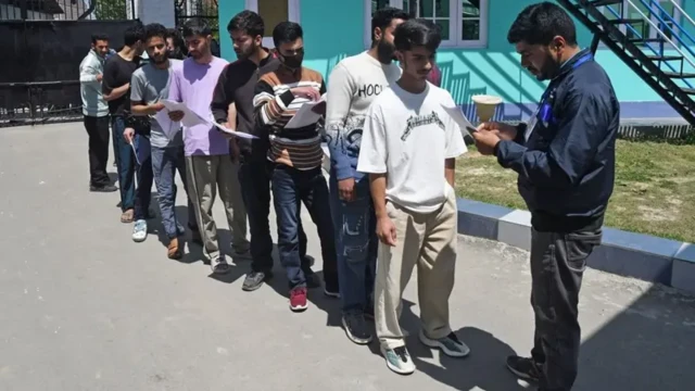 நீட் தேர்வை மீண்டும் நடத்தக் கோரும் மாணவர்கள் : காரணம் என்ன? 