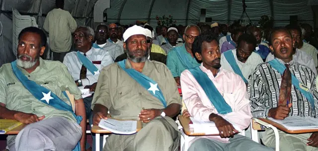 Qaar ka mid ah xildhibaanada Soomaaliya oo jooga fadhigii labaad ee baarlamaanka ku-meel-gaarka ah, 17-kii Agoosto 2000, magaalada Carta ee Jabuuti.