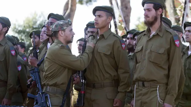 2013 की तस्वीर में यहूदा के सैनिक एक शपथ समारोह में हिस्सा ले रहे हैं. 
