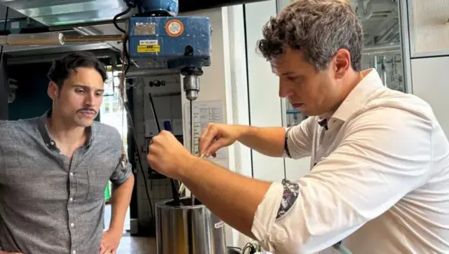 Kim Mishra (à gauche) et Anian Schreiber (à droite) coopèrent sur la nouvelle technique de production de chocolat.