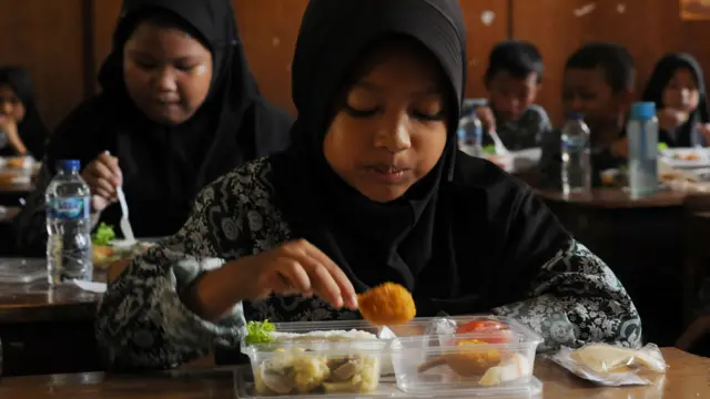 Sejumlah siswa makan bersama saat uji coba program makan bergizi gratis di SD Negeri 2 Nangsri, Manisrenggo, Klaten, Jawa Tengah, Kamis (21/11/2024). Kementerian Kelautan dan Perikanan bekerja sama dengan Dinas Ketahanan Pangan dan Pertanian Kabupaten Klaten melakukan uji coba makan bergizi gratis untuk 250 siswa dari PAUD, TK dan SD.