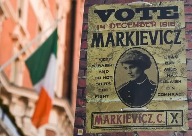 Постер 1918 року із закликом голосувати за Констанс Маркевич як реклама сучасної виставки у Дублін