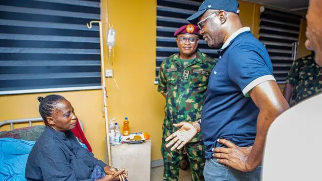 Arabinrin FR Alamu wọ aṣọ olomi buluu, ọgagun sọja kan wọn aṣọ ologun, Gomina Seyi Makinde naa wọ aṣọ olomi buluu pẹlu fila