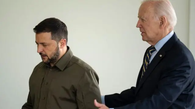 अमेरिकी राष्ट्रपति जो बाइडन और यूक्रेन के राष्ट्रपति वोलोदिमीर जेलेंस्की.