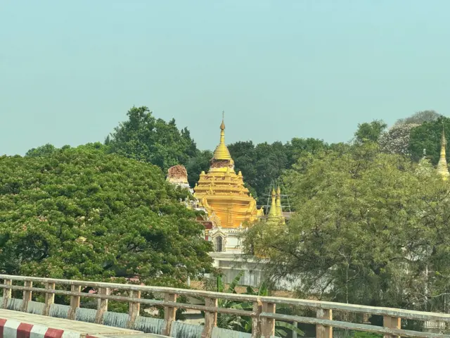 စစ်ကိုင်းမြို့က စေတီပုထိုးတွေပျက်စီးနေတဲ့မြင်ကွင်းများ။ 