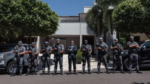 Gakiya no meio de oito policiais militares em frente à casa onde vive, em Presidente Prudente (SP). 