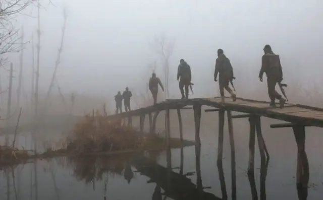 પેટ્રોલિંગ કરતા સુરક્ષાદળો 