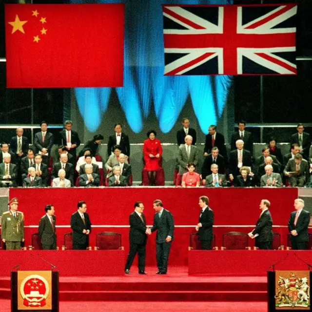 Chủ tịch Trung Quốc Giang Trạch Dân và Thái tử Charles (nay là Vua Charles III) trong ngày chuyển giao Hong Kong năm 1997 