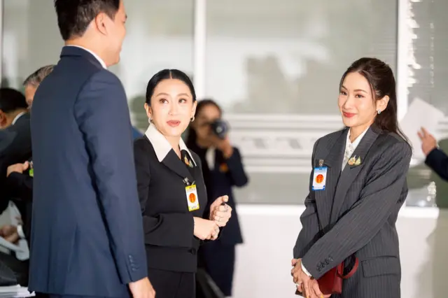 ปิฎก สุขสวัสดิ์ สามี และ น.ส.พินทองทา ชินวัตร คุณากรวงศ์ พี่สาว ร่วมเดินทางมาที่ศาลเพื่อให้กำลังใจนายกฯ ด้วย