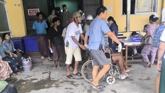 ငလျင်ဒဏ်သင့် အဆောက်အဦဖြိုချရင်း ဒဏ်ရာရသူနှစ်ယောက်ကို ဆေးရုံပို့ခဲ့ကြပါတယ်